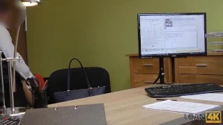 LOAN4K Une fille sexy est prête à tout pour obtenir l’argent dont elle a besoin
