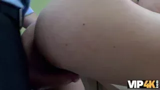 VIP4K. Stunner geme di piacere durante il sesso con il creditore arrapato